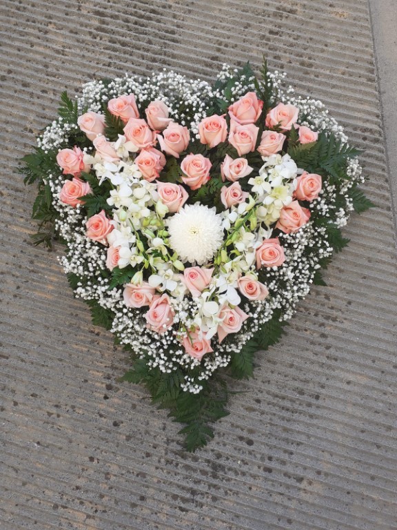 Croce floreale con fiori bianchi e viola