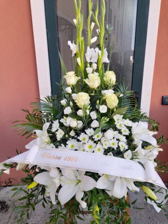 Omaggio floreale nei toni del lilla con fiori chiari