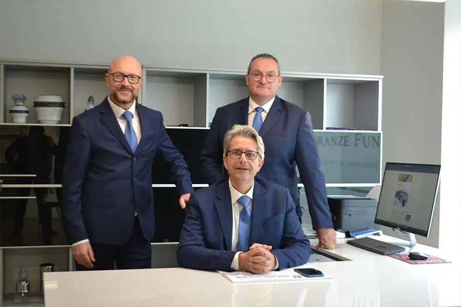 Il gruppo di lavoro di La Pace & Riviera nella sede dell&rsquo;agenzia
