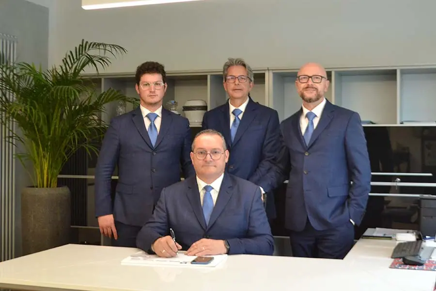 Gruppo di lavoro di La Pace & Riviera in ufficio