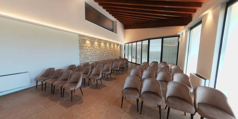 Sala del commiato della Casa Funeraria AlmaLuce, con le sedute per i visitatori